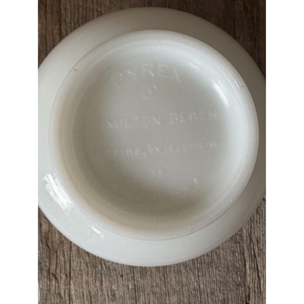 Vintage Pyrex white milk glass mixing bowl with pouring spout - Picture 4 of 5